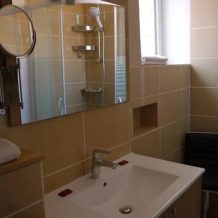 Troglodyte De La Fosse Bed & Breakfast